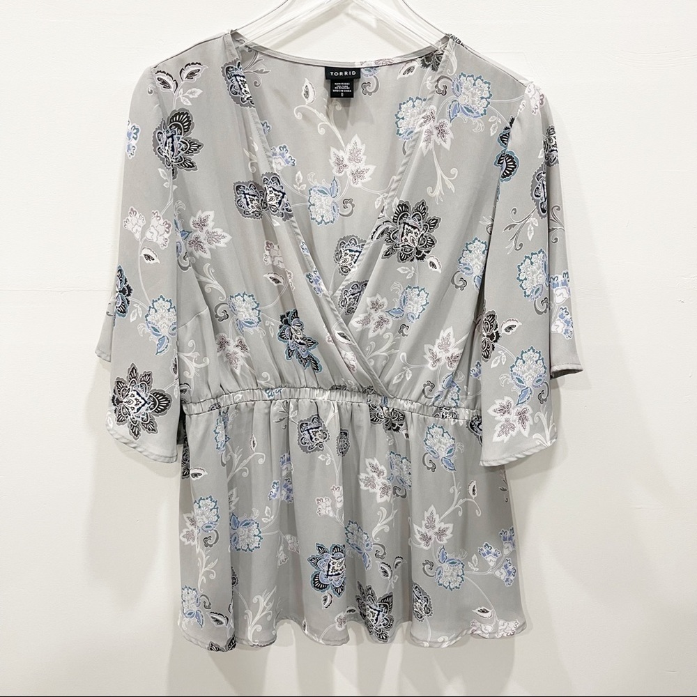 Torrid Floral Print Surplice Babydoll Top Blouse Size 0 Short Sleeve Grey